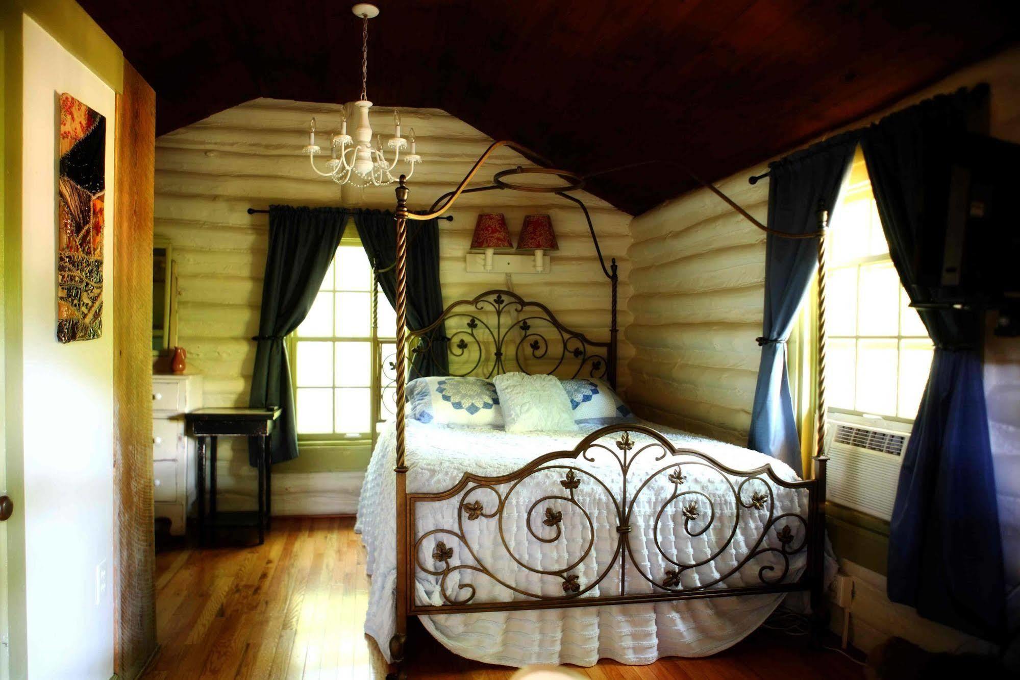 The Pines Cottages Woodfin Экстерьер фото
